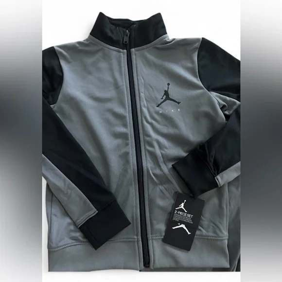 Nike Air Jordan Black and Gray Athletic 2PC Set Boys Size 5-6 NWT - Picture 2 of 5